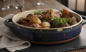 Cocotte de chapon au vin rouge