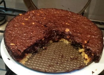 Fondant-brownies au chocolat-cacahuète sur son croustillant cacahuète