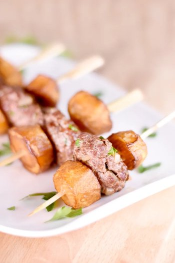 Steak frites en brochettes