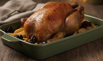 Chapon de pintade aux pommes et aux pruneaux