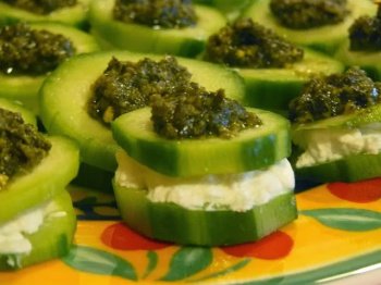 Bouchées de concombre au chèvre frais et pesto