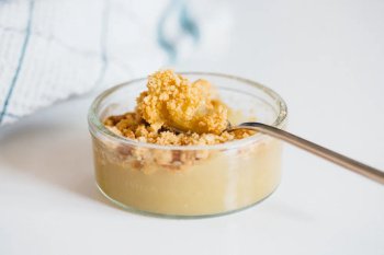 Crumble poires et litchis parfumé au cognac