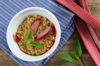 Crumble de rhubarbe, fraises et noix de coco