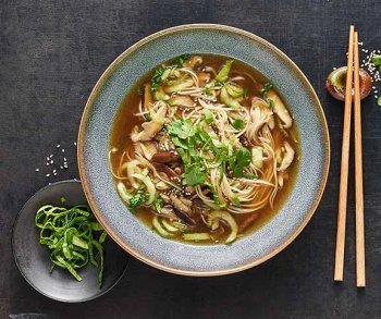 Potage asiatique aux nouilles, porc et crevettes