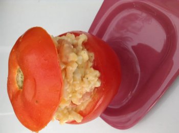 Tomate farcie au surimi, crevettes et mayonnaise