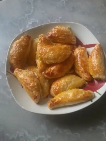 Petits chaussons à la compotée d'oignons