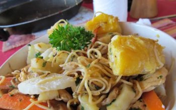 Emincé de poulet aux bananes poingo et ignames