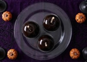 Pommes caramel noires mystérieuses d’Halloween