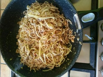 Sauté de nouilles au porc et aux cacahuètes