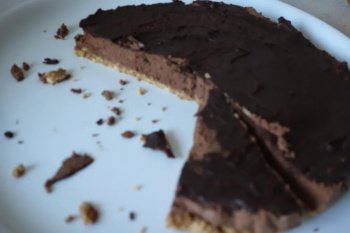 Tarte mousseuse et craquante au chocolat sans cuisson