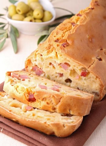Cake aux olives et au jambon