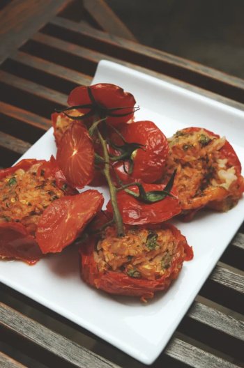 Tomates grappes farcies au riz et aux herbes