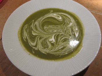 Velouté de fanes de radis et courgettes