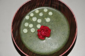 Velouté d'ortie sous sa pluie de crème caramélisée
