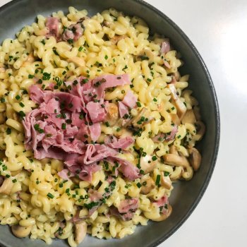 Risotto de coquillettes, jambon, parmesan et champignons de Paris