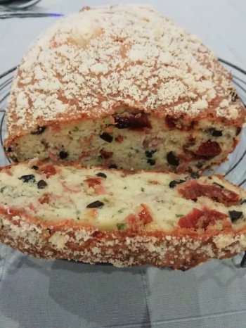 Cake méditerranéen gratiné au parmesan et à la coppa