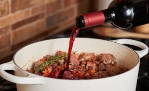 Quel liquide pour un ragoût : vin, bière, cidre ou bouillon