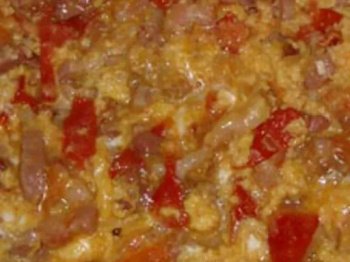 Omelette tomate-lardon