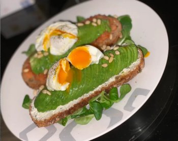 Avocado toast et oeuf