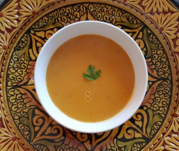 Soupe de lentilles corail aux crevettes et harissa traditionnelle