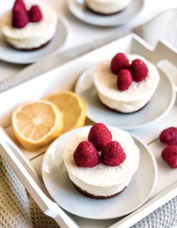 Mini cheesecakes sans cuisson au citron et à la framboise