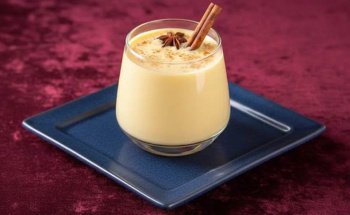 Cocktail festif au rhum et lait de poule (Eggnog)