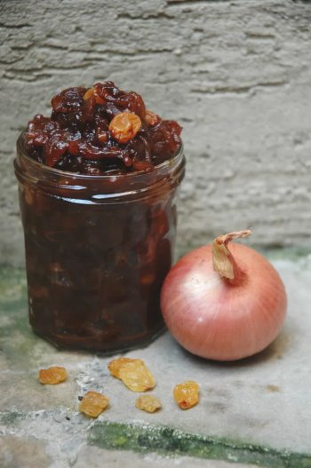 Confit doignons de Roscoff au vinaigre balsamique et aux raisins