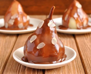 Poires au coulis de chocolat