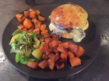 Burger au pain brioché maison, au brie de Meaux, et patates douces sautées