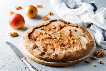 Tarte rustique aux poires caramélisées et noix fraîches