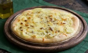 Pizza blanche maison à la mozzarella