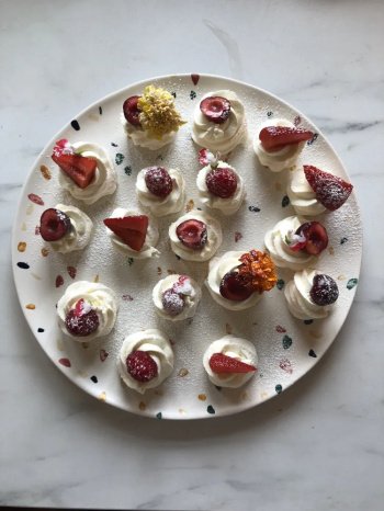 Mini pavlovas aux fruits rouges, chantilly à la menthe, et citron par Les Gros Gâteaux