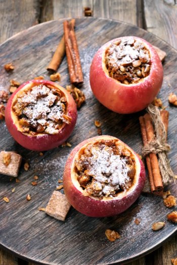 Pommes au four farcies aux amandes et au miel