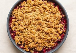 Crumble à la Rhubarbe : La Recette Maison Croustillante qui Réveille les Papilles