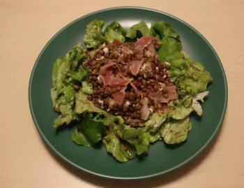 Salade verte et lentilles au jambon cru et chèvre