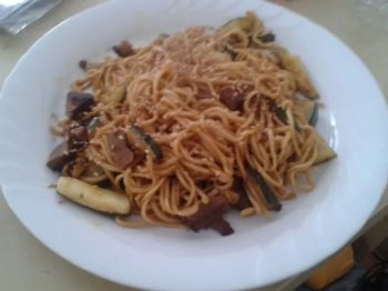 Nouilles chinoises à la courgette, canard et graines de sésame