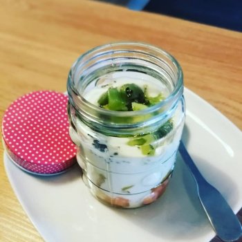 Dessert dananas caramélisé et fromage blanc sur lit de biscuit rose