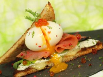 Club sandwich saumon fumé-mozzarella-oeuf mollet