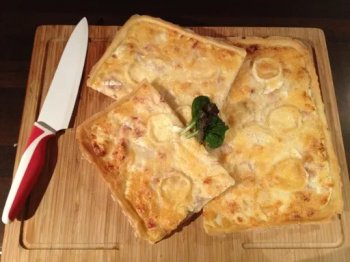 Pizza blanche à ma façon, lardons et fromages