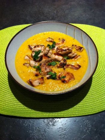 Velouté carottes-coco-coriandre au poulet