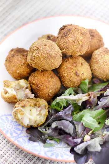 Croquettes de pomme de terre, mortadelle et mozzarella, avec panure de pistaches concassées