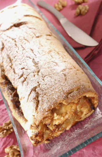 Sablé roulé aux pommes, raisins et noix