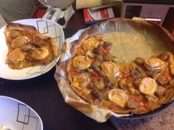 Pizza orient express : saucisses, poivrons, curry