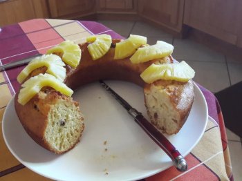 Savarin à l’ananas et aux raisins secs