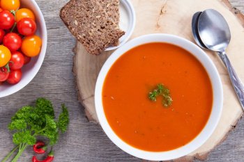 Soupe de tomates au pistou
