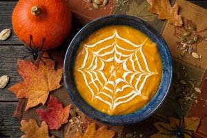 Potage de potiron crémeux pour une soirée d’Halloween