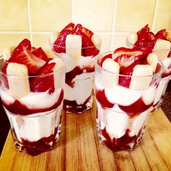 Verrines au fromage blanc au coulis de fruits rouges, fraises et biscuits à la cuillère