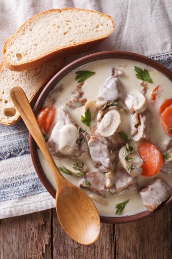 Blanquette de veau sauce pickles