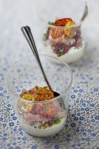 Verrine chèvre, tomates confites et jambon cru