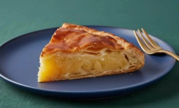 Galette des rois traditionnelle aux pommes et frangipane